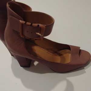 High heels with wood heel